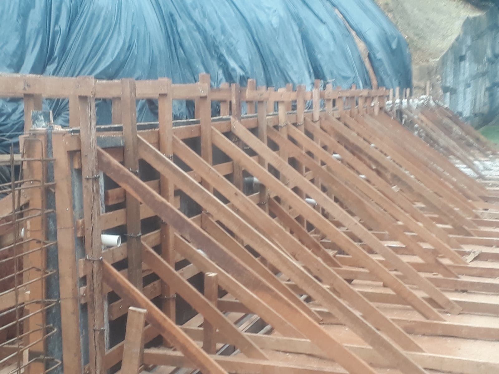 Muro de contenção com armação em aço pronta para concretagem