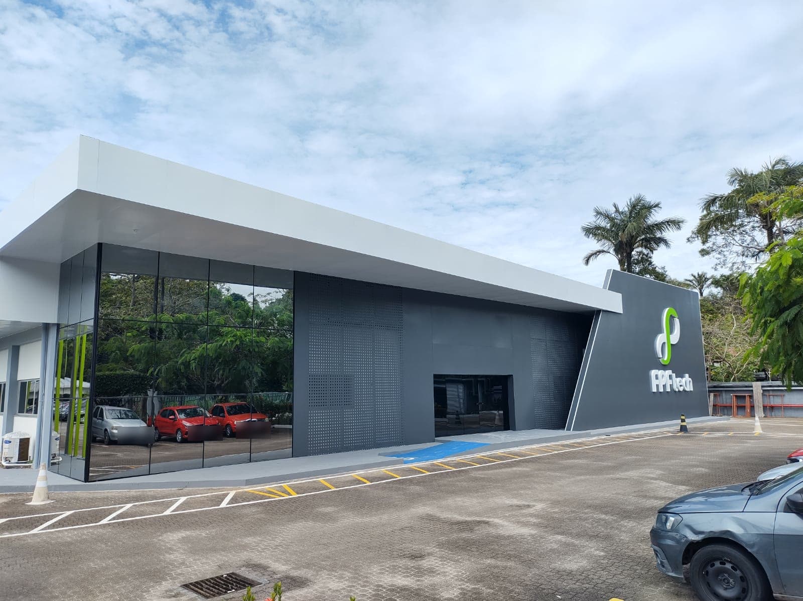 Fachada reformada com fachada em ACM e estrutura metálica