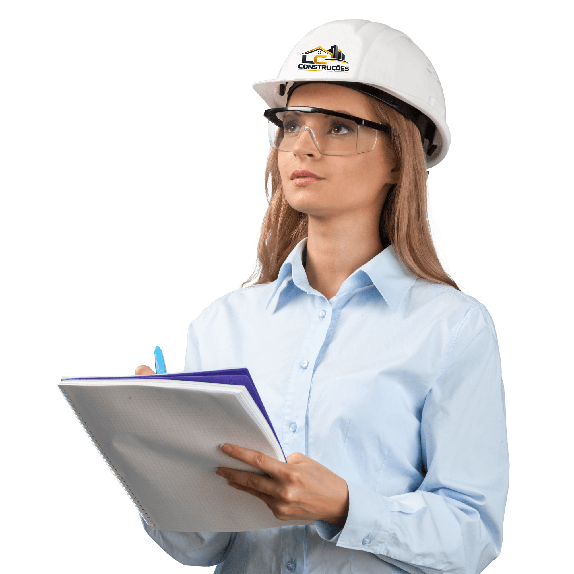 Profissional da LC Construções de capacete, com o logo da empresa, óculos de proteção e um caderno nas mãos