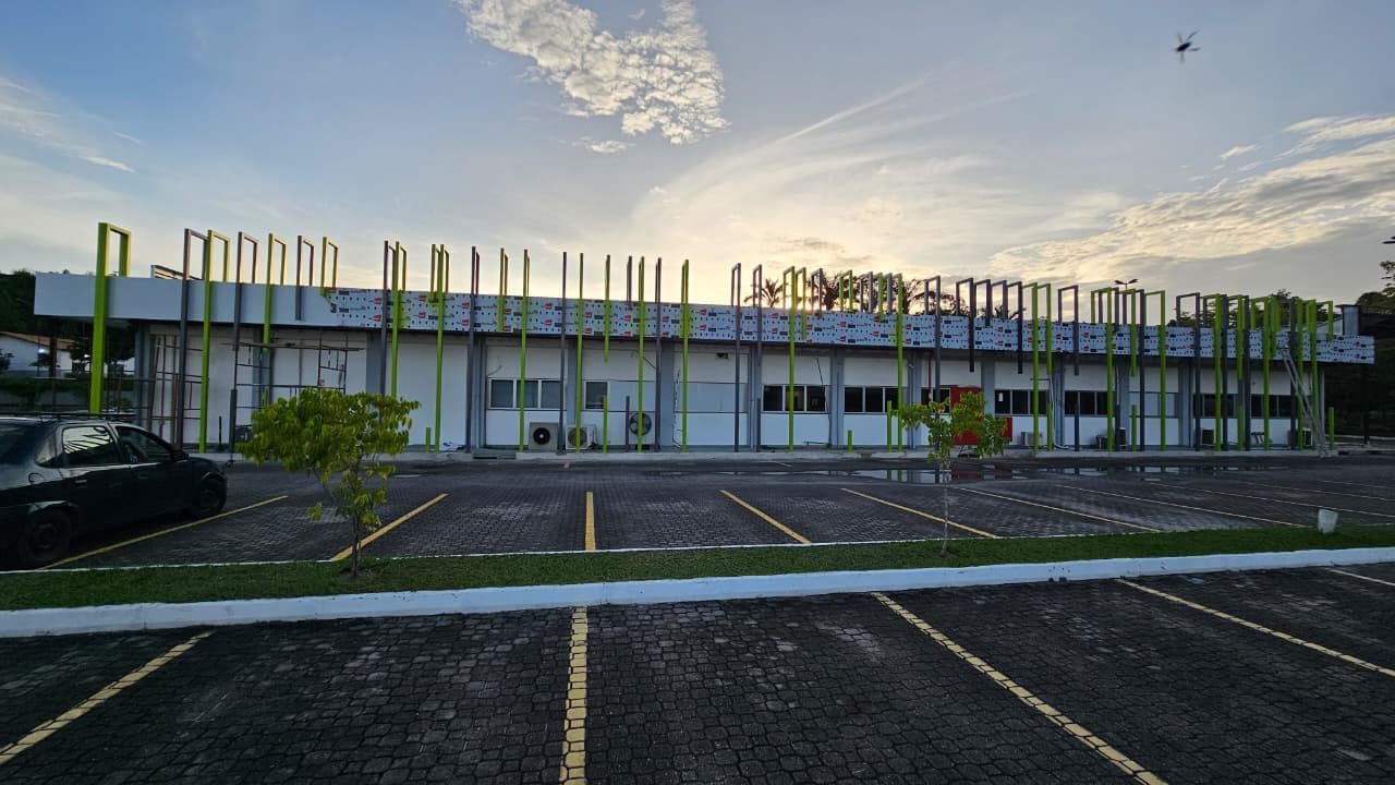Fachada de obra executada pela LC