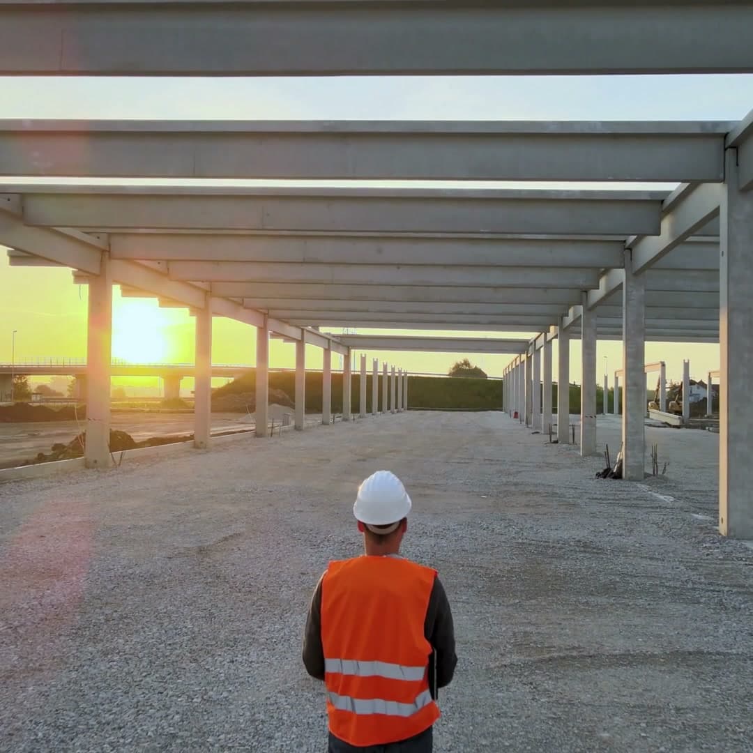 Estrutura metálica em obra industrial